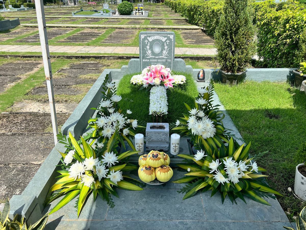 Mộ công giáo đá 
