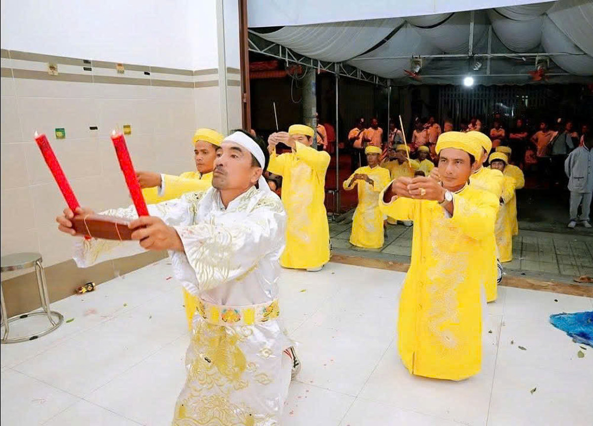 Đèn cầy bái quan trong lễ khiển quyện
