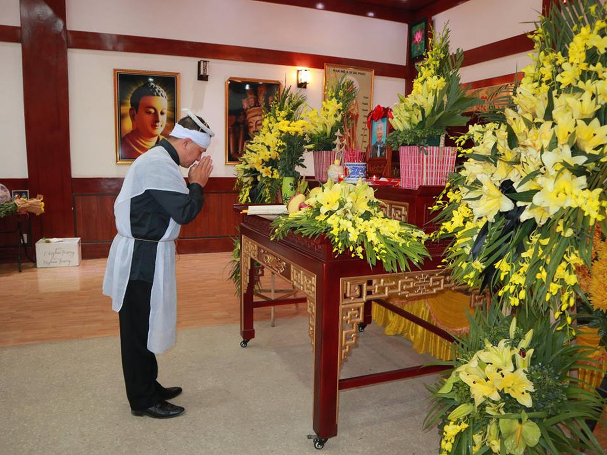 Đi viếng đám tang