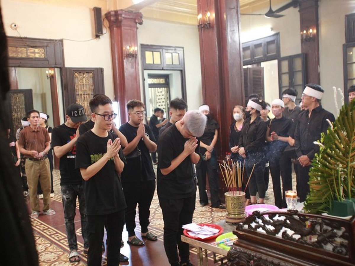 Những người đi viếng đám tang đang vái lạy trước linh đường người đã khuất
