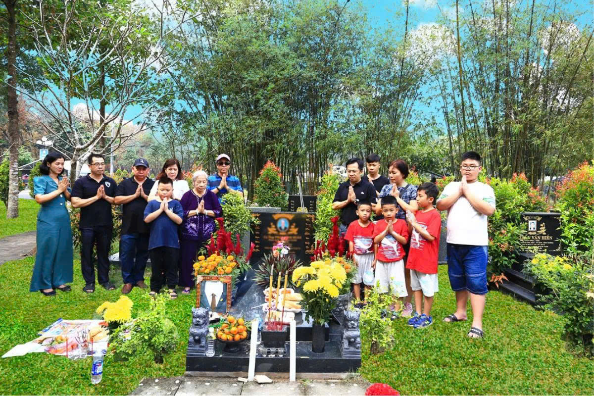 Đi tảo mộ ngày Tết cùng gia đình
