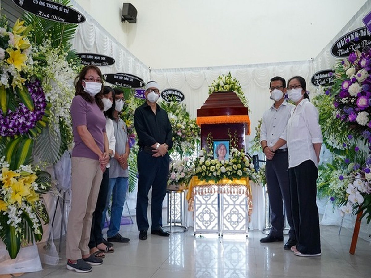 Áo tang lễ dành cho khách viếng