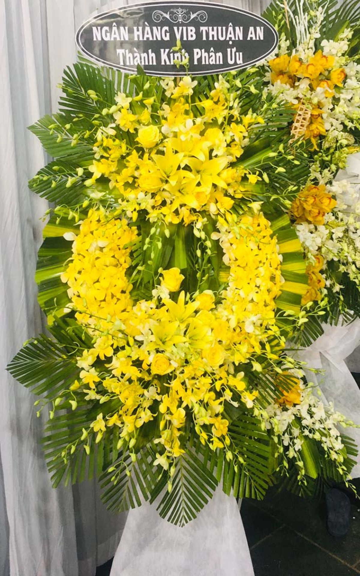 Vòng hoa viếng màu vàng