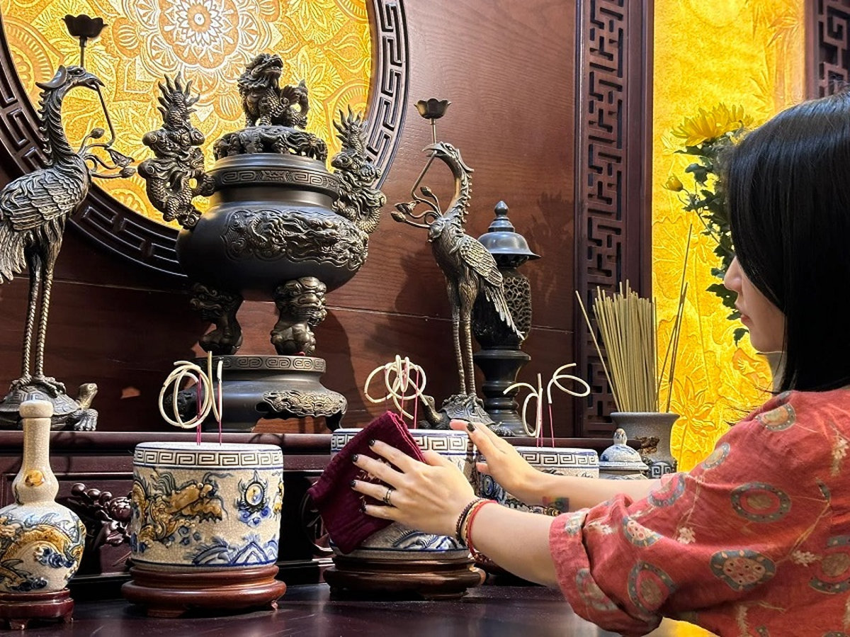 bát hương trong dọn dẹp bàn thờ đón tết