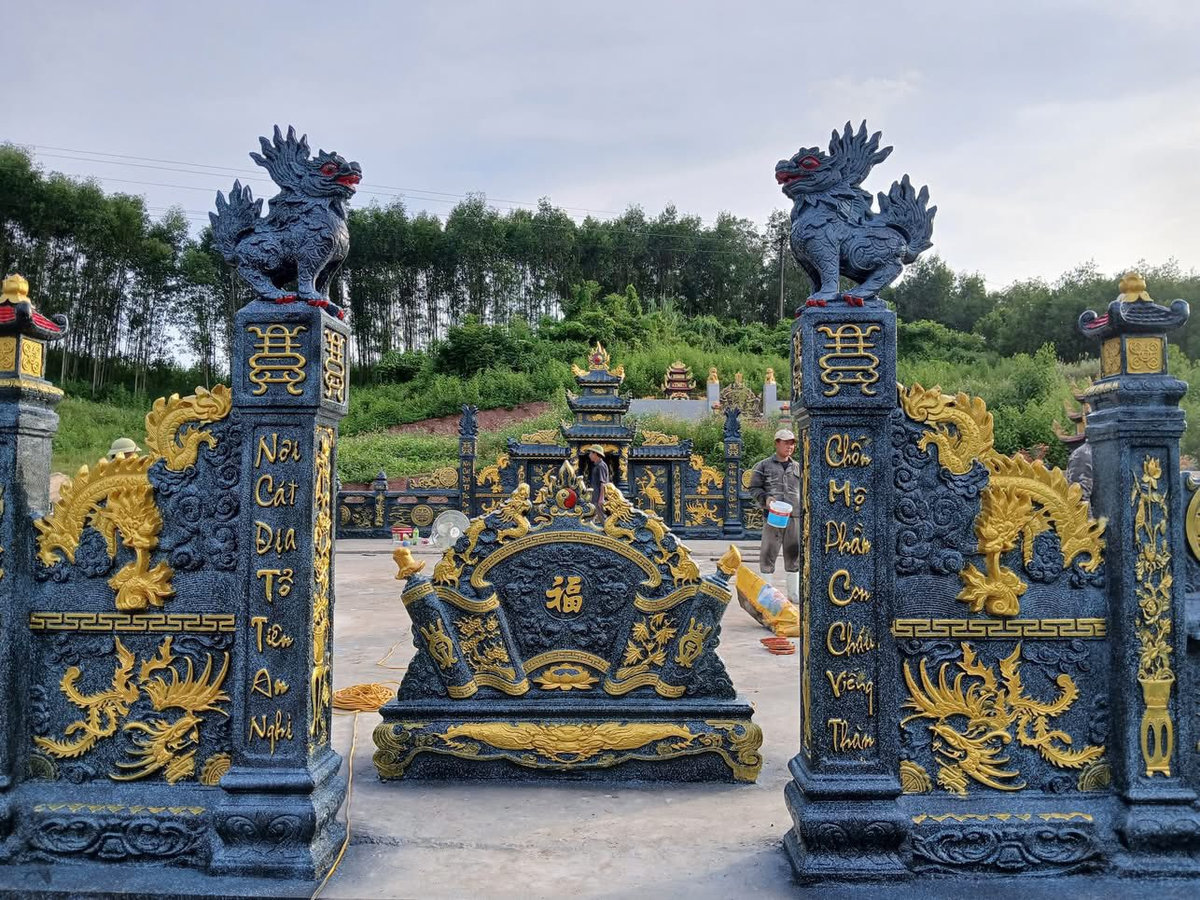 Bia đá khắc câu đối lăng mộ gia đình ngàn đời ghi nhớ công ơn của ông bà, cha mẹ