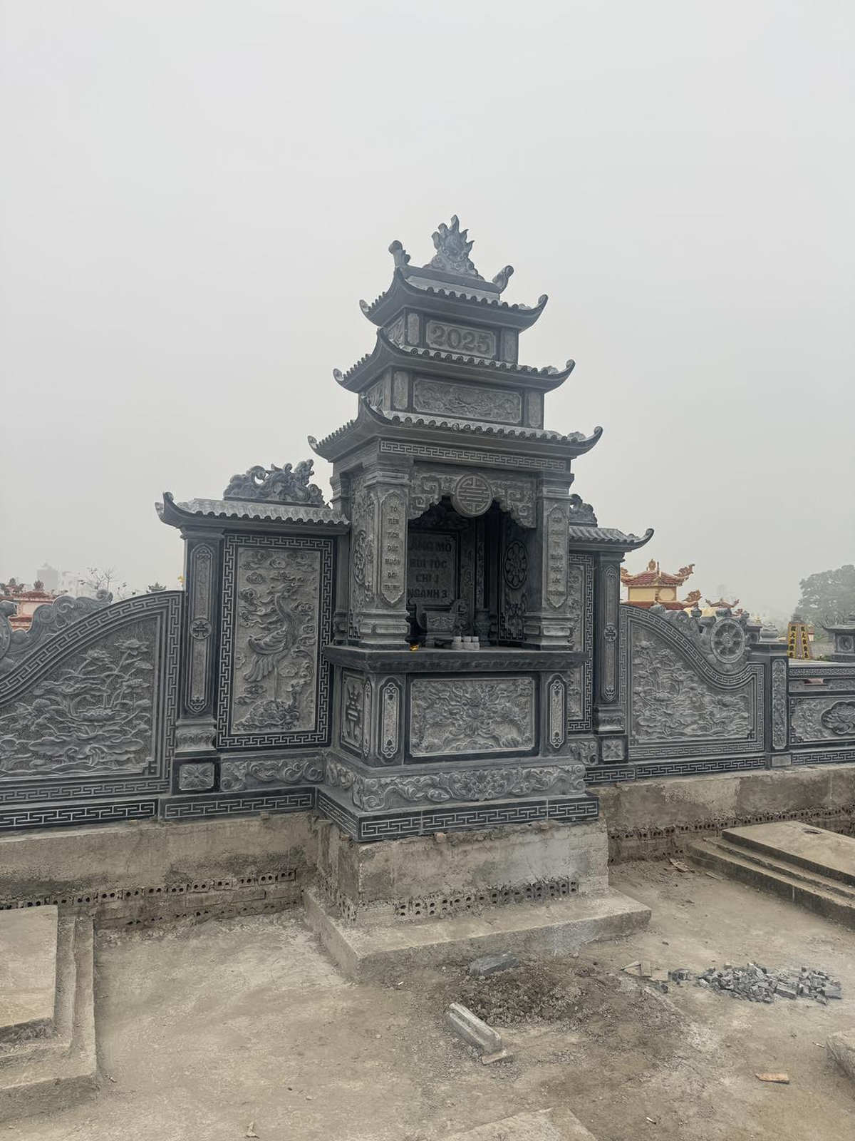 Câu đối lăng mộ gia đình hay cũng là cách người đời thể hiện lòng nhớ thương người đã khuất