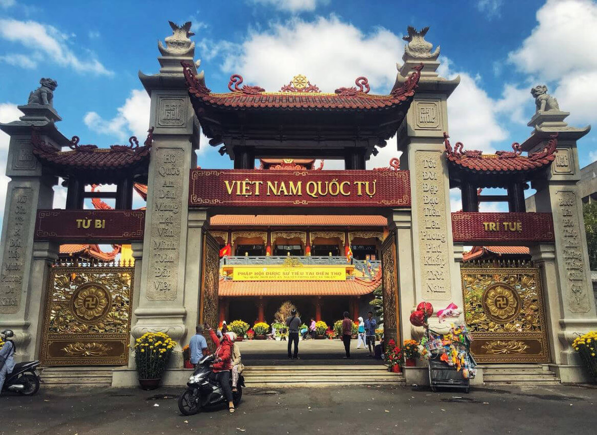 Phía bên ngoài Việt Nam Quốc Tự