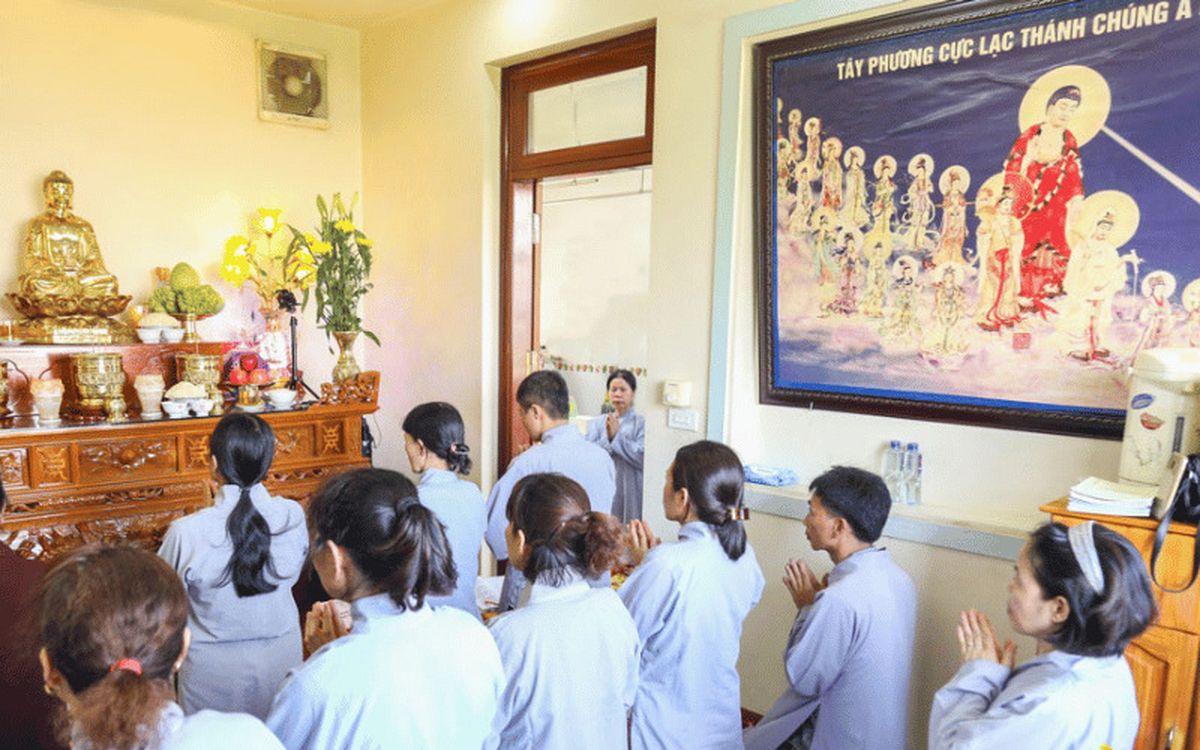 Người còn sống có thể bày tỏ tấm lòng thành kính của mình thông qua những lời cầu nguyện cho người mất