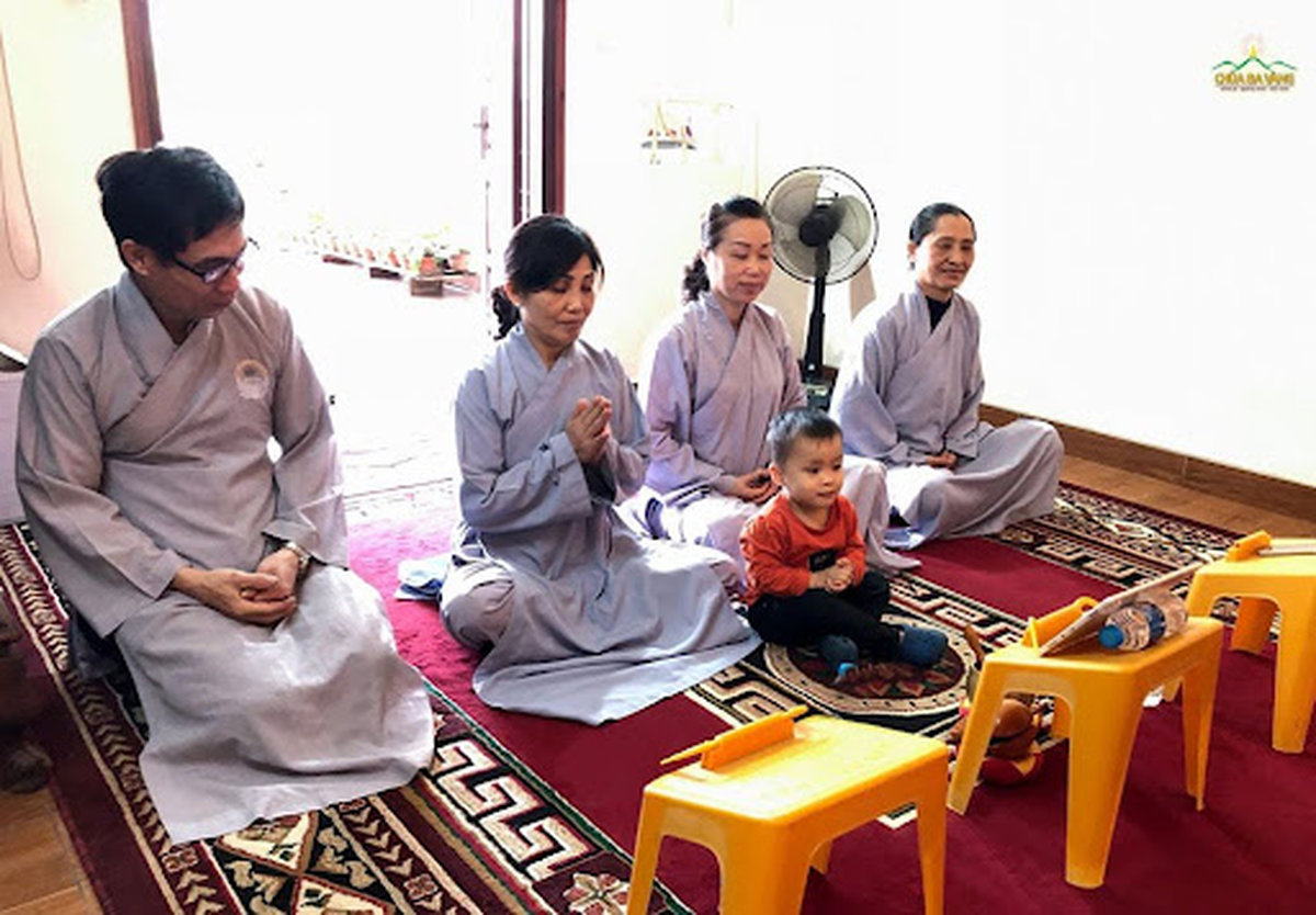 Tụng kinh, niệm phật dẫn dắt tâm thức và gửi lời cầu nguyện cho người mất thanh thản