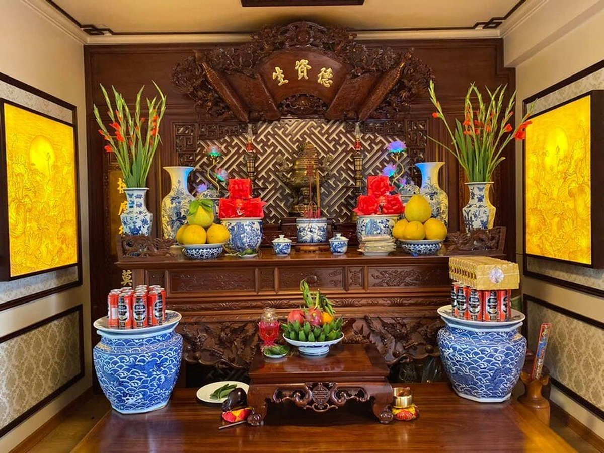 Đọc văn khấn một cách trang nghiêm với lòng thành kính